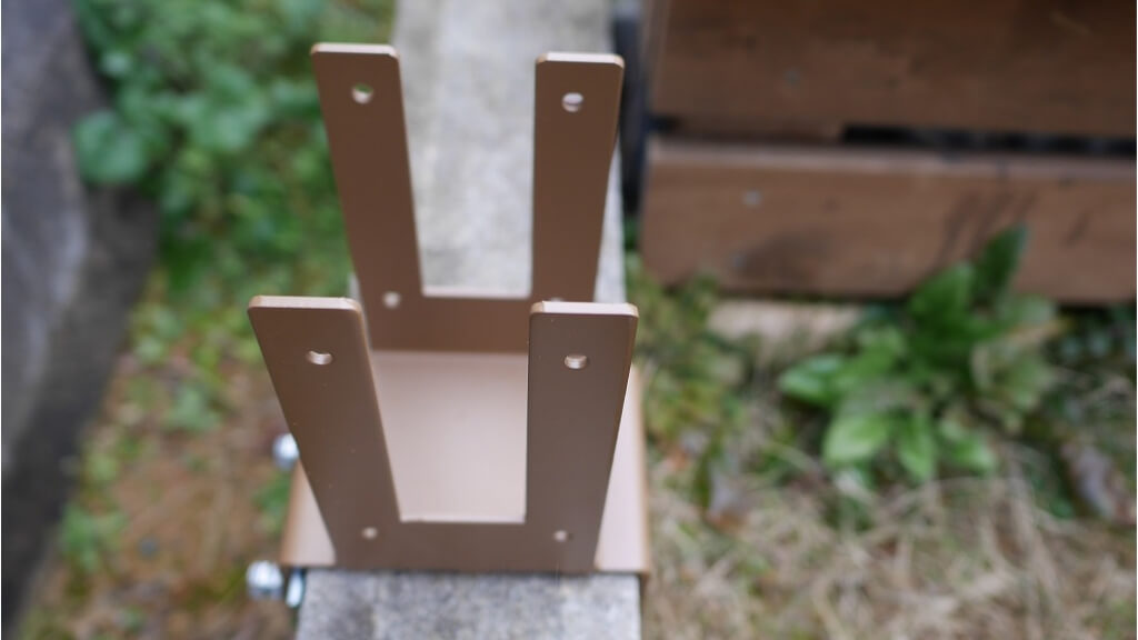 パーゴラ ウッドフェンスの支柱を金具を使って簡単に立てる方法 とりあえずやってみよう の素人diy